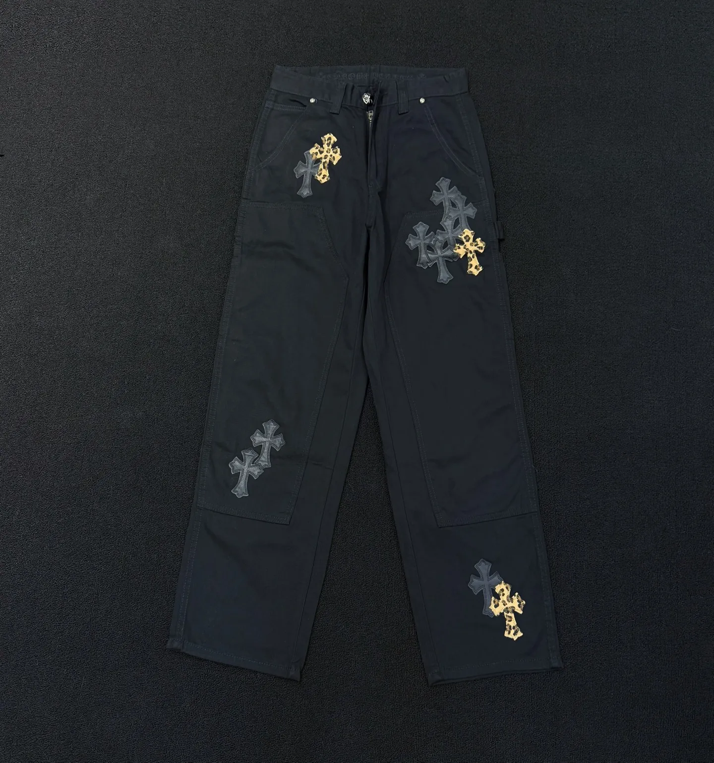P280 Style number: D363 Chrome Hearts Chrome Hearts straight-cut logging overalls Color #Black Size #S-Xxl (28 30 32 34 36) 28 Waist 74 Hip 102 Length 101 30 Waist 78 Hip 106 Length 102 32 Waist 82 Hip 110 Length 103 34 Waist 86 Hips 114 Pants Length 104 36 Waist 90 Hips 118 Pants Length 106 Heavy canvas material This pants type was first created by Carhartt. With the development of the times, it has been reinterpreted by many brands. This Crow Heart logging overalls are based on the Carhartt pants with some improvements and added elements‼ ️